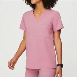 Figs CHALK PINK Catarina scrub top
